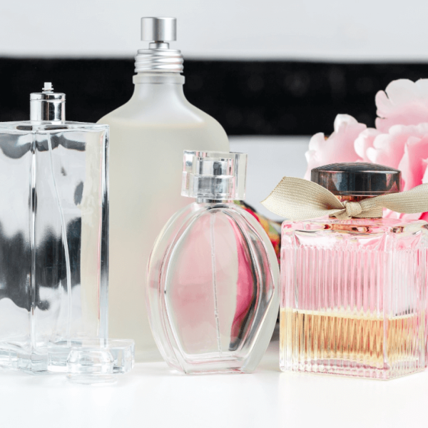Fornecedor de frascos de perfume na Vila Olímpia Frasco de perfume é um recipiente usado para armazenar fragrâncias líquidas e aromas. É uma parte fundamental do processo de fabricação e distribuição de perfumes, uma vez que a preservação da fragrância é fundamental para manter a qualidade do produto.